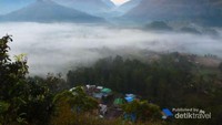 Hamparan kabut yang menutupi sebagian kota Maubisse