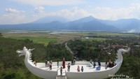 Bahtera naga ini dibuat menjorok dari bibir bukit sehingga terlihat eksotis jika dipandang dari bawah bukit.