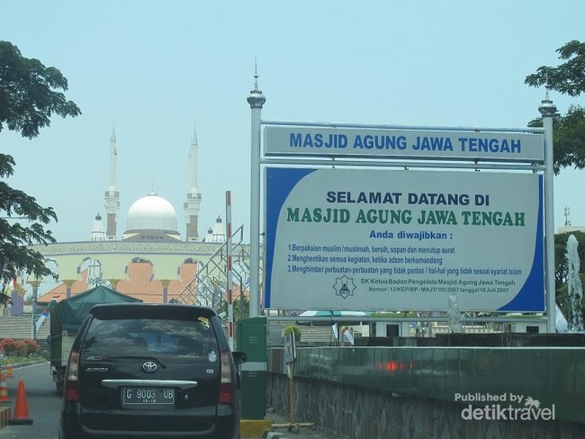 Megahnya Masjid Agung di Semarang