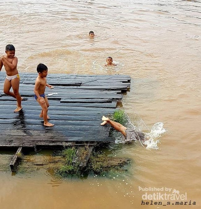 Melihat Aksi Seru Bocah-Bocah Main Air di Sungai Arut