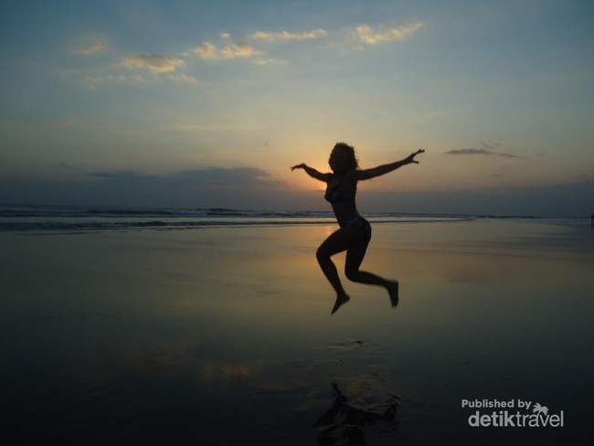 Melihat Sunset Terakhir Tahun 2017 di Pantai Seminyak
