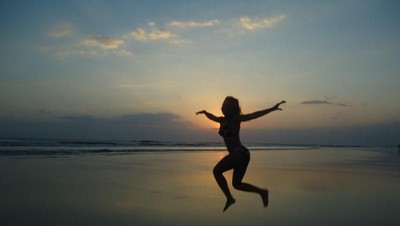 Melihat Sunset Terakhir Tahun 2017 di Pantai Seminyak
