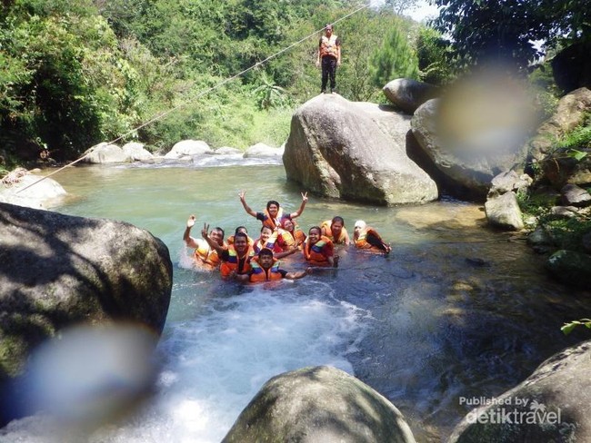 Memacu Adrenalin Lewat Body Rafting di Curug Barong, Bogor