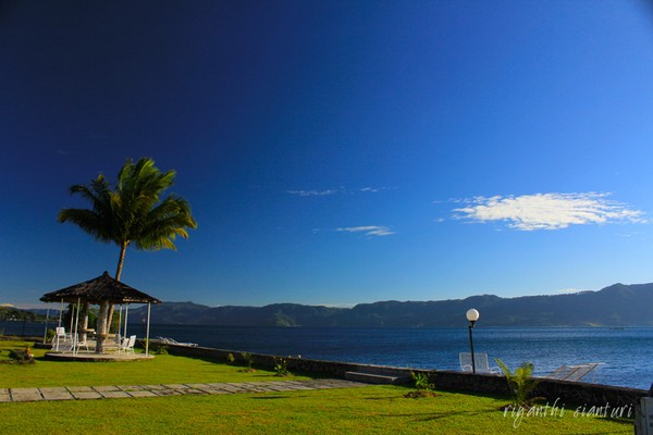 Memandang Danau Toba di Ambarita