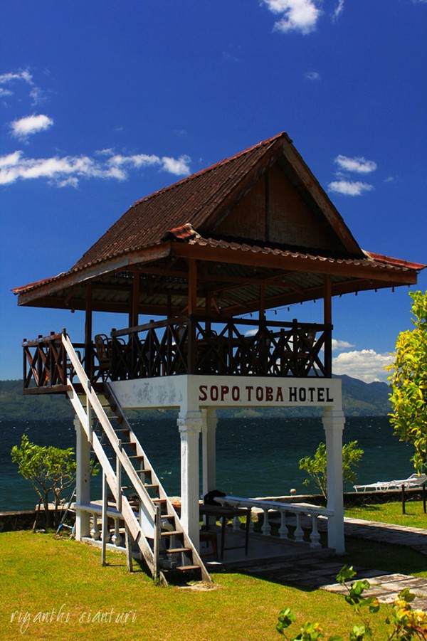 Memandang Danau Toba di Ambarita