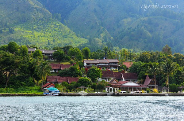 Memandang Danau Toba di Ambarita