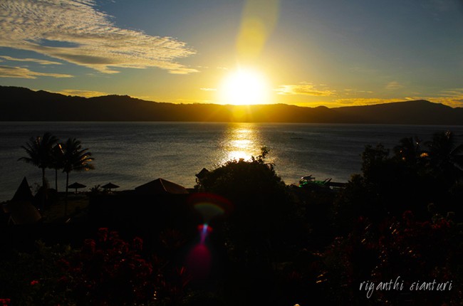 Memandang Danau Toba di Ambarita