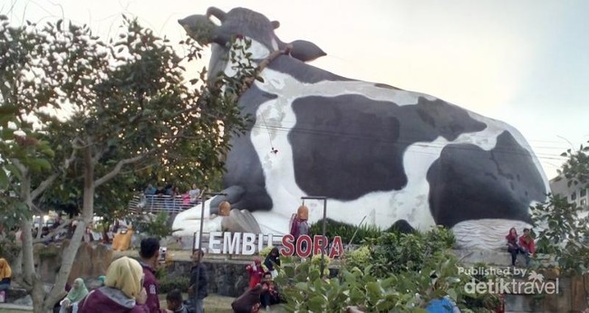 Menanti Sore dengan Sapi Raksasa, Ke Sini Saja