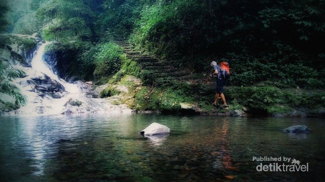 Mencari Kesejukan di Curug Daun, Bogor