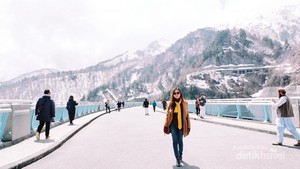Mengagumi Alpine Route Jepang di Musim Semi, Membelah Gunung