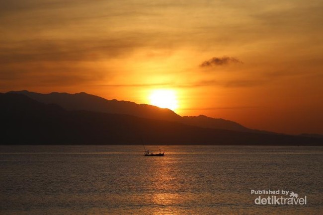 Mengejar Matahari di Pantai Boom, Banyuwangi