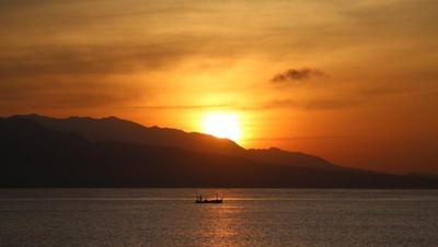 Mengejar Matahari di Pantai Boom, Banyuwangi