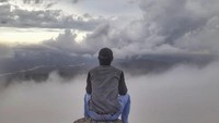 Pemandangan dari puncak gunung bunium yang mempesona.