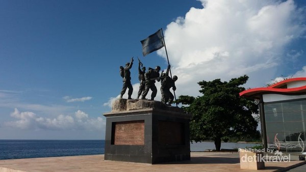 Monumen ini didirikan untuk memperingati pendaratan tentara indonesia dalam operasi Trikora.