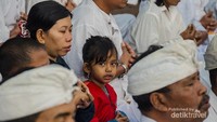 Tidak hanya orang dewasa, anak-anak turut serta dalam upacara sakral memanjatkan doa kepada Sang Pencipta