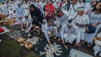 Beragam benda berharga yang akan ditenggelamkan di danau Segara Anak sebagai bentuk pengorbanan dan harapan akan kesuburan dan keharmonisan manusia dengan alam semesta