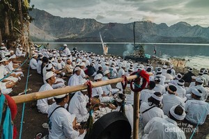 Mengenal Ritual Sakral Umat Hindu di Rinjani