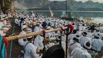 Mengenal Ritual Sakral Umat Hindu di Rinjani