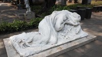Patung Crying Lady.