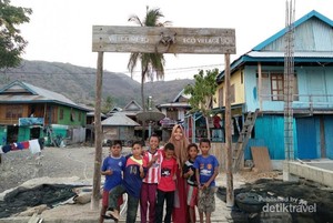 Mengintip Kehidupan Anak-anak Desa Komodo