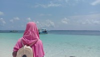 Di tepi pantai Tanjung Bira