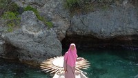 Di bawah tebing tampak airnya memancarkan kebeningan