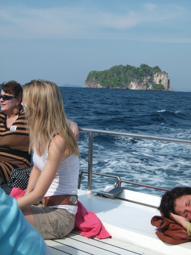 Mengunjungi Lombok-nya Thailand, Phi Phi Island