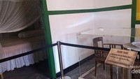 Bagian tengah rumah yang diisi ruang tamu dan kamar tidur Bung Karno beserta istrinya, ibu Inggit