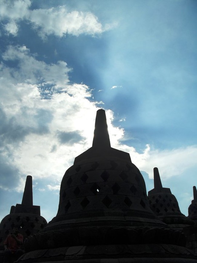 Menikmati Keindahan Candi Borobudur Saat Hujan