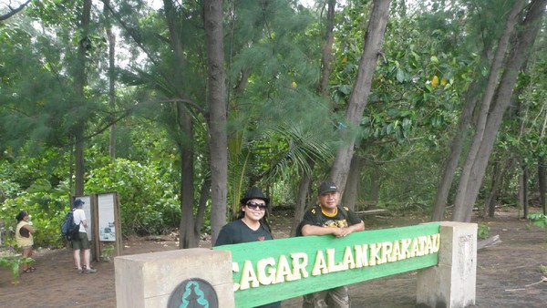 Menikmati Keindahan Krakatau dan Pulau Umang