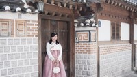berkeliling Hanok Village memakai hanbok