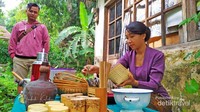 Tara sedang melayani pembeli
