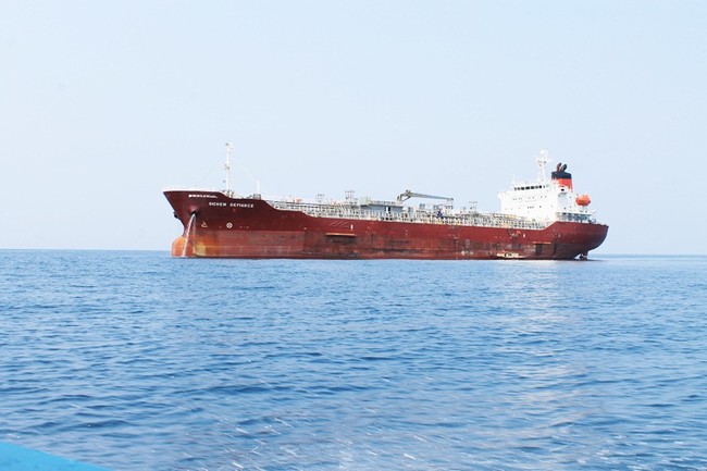 Menikmati Pasir Putih Pulau Sikuai