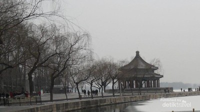 Menikmati Salju di Istana Musim Panas Beijing