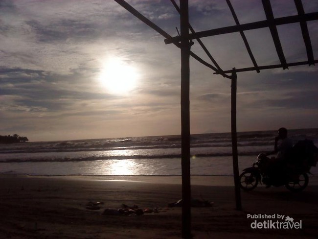 Menikmati Senja di Pantai Anyer