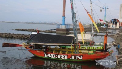 Menikmati Sore Sambil Naik Perahu di Pantai Ancol