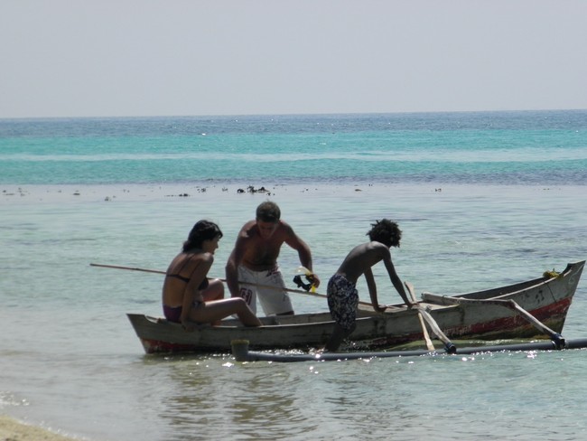 Menjelajah Karimunjawa, Coba Serunya Naik Sampan