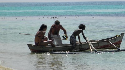 Menjelajah Karimunjawa, Coba Serunya Naik Sampan