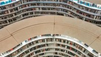 Orchad libraryPerpustakaan penomenal yang alih fungsi jadi tempat pephotoan bagi para turis narsis agar feed dan instagram makin eksis.Untuk kesini, kalian hanya perlu Naik MRT line merah turun di somerset lalu cari aja ke arah Orchard