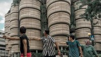 The Hive Nanyang Technological UniversityFoto ini resmi terinspirasi dari incess syahrini guys, bertahun-tahun bolak-balik ke Singapore baru tahu ada bangunan lucu melingker-lingker kayak uler di atas pager.Untuk kesini agak PR sih
