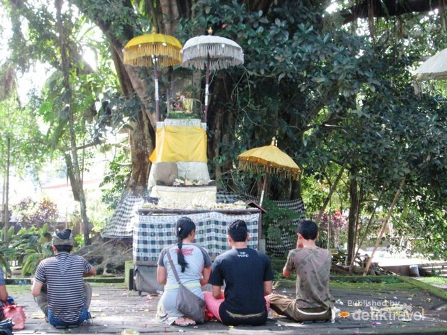 Menyucikan Diri di Pura Tirta Empul
