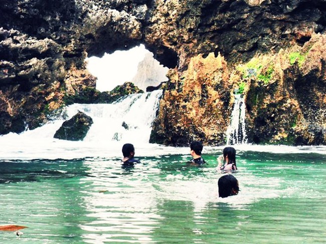 Meraih Serpihan Surga di Pulau Sempu