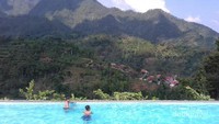 Foto: Berenang di Soko Langit