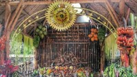 Salah satu sudut dari balai kampung yang dipenuhi oleh hasil bumi warga dan pada bagian atas tertulis ajaran hidup masyarakat adat Kampung Cireundeu
