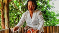Salah seorang warga Kampung Cireundeu yang sedang mengolah panganan dari ketela