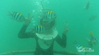 Pose peace to fish