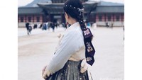 Memakai Hanbok, pakaian tradisional Korea