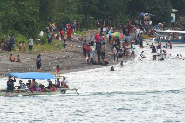 Momen Lebaran Topat di Pantai Cemara Lombok
