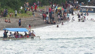 Momen Lebaran Topat di Pantai Cemara Lombok