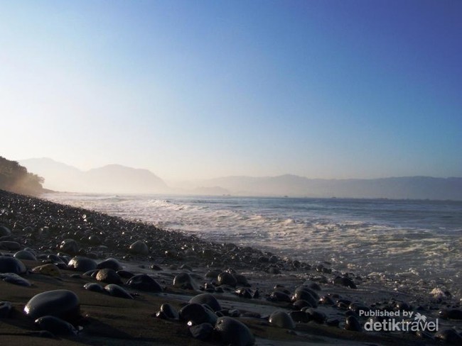 Mudik ke Sukabumi, Jajal Taklukkan Ombak Pantai Cimaja